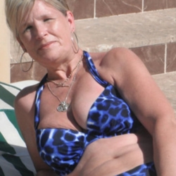 Jeannieann is looking for singles for a date