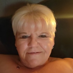 Jo is looking for singles for a date