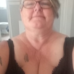 Ellen is looking for singles for a date